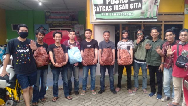 HMI Cagora Bagikan Sembako Ke Warga Kurang Mampu