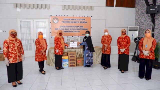 Dharma Wanita Bagikan Bantuan untuk Dokter dan Tenaga Medis