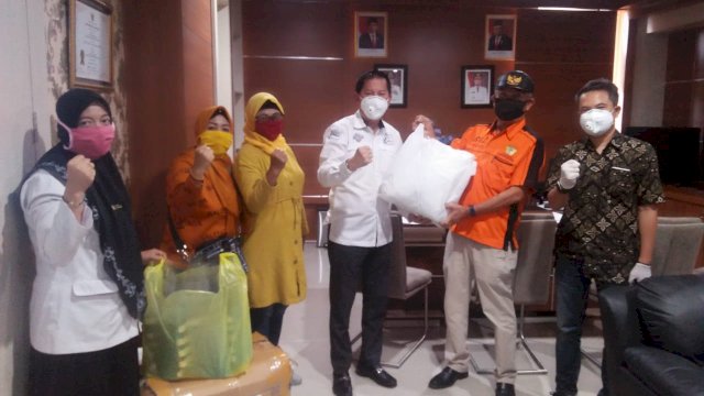 Kosgoro Sulsel Serahkan APD ke 2 RS dan 23 Puskesmas