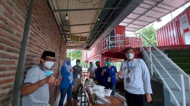 FTI UMI Terima Bantuan APD dari KNPI Sulsel