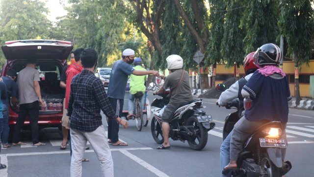 Kawan Muda IA Bagi 300 Paket Takjil Selama Ramadan
