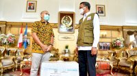 PT Sampoerna Tbk Serahkan 100 APD Full Set ke Gubernur Sulsel
