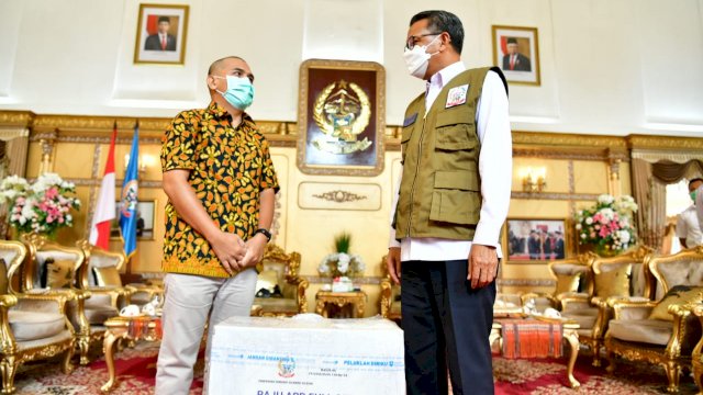 PT Sampoerna Tbk Serahkan 100 APD Full Set ke Gubernur Sulsel