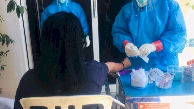 Tim Medis Melakukan Pemeriksaan Rapif Test
