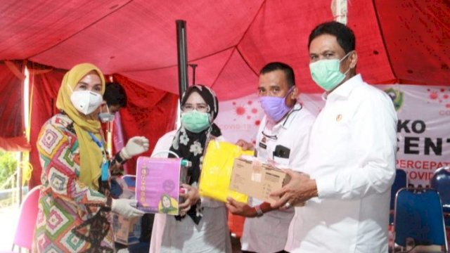 Ketua DPRD Salurkan APD Ke Tim Gugus Covid-19 Kabupaten Barru