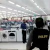 Satpol PP Bubarkan Pengunjung Toko Alaska dan Agung