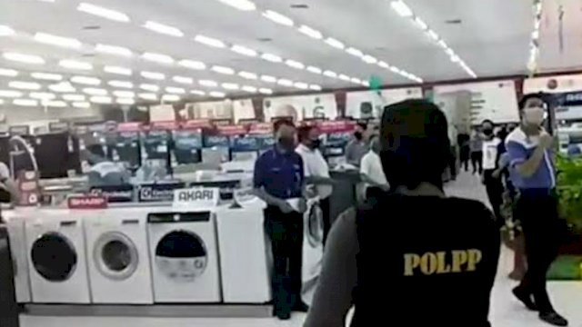 Satpol PP Bubarkan Pengunjung Toko Alaska dan Agung