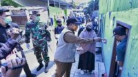Iqbal Suhaeb Serahkan Langsung Bantuan Sembako