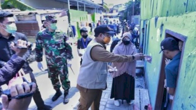 Iqbal Suhaeb Serahkan Langsung Bantuan Sembako