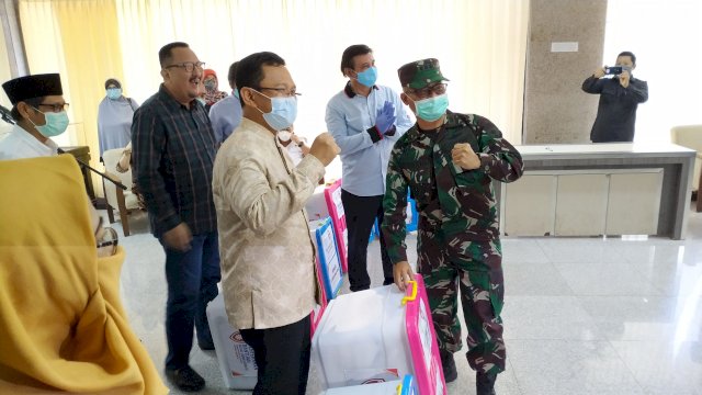Anggota DPR RI Salurkan Ratusan APD Ke RS Rujukan Corona di Sulsel