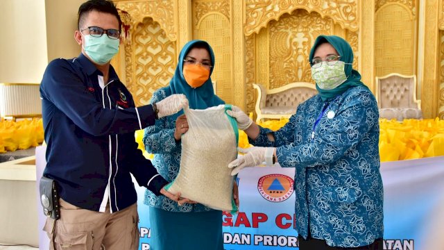 Pemprov Sulsel Salurkan 7.500 Paket Sembako Untuk Keluarga Prasejahtera di Makassar
