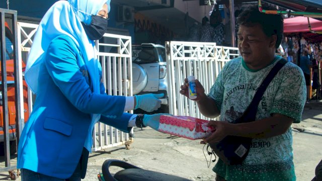 Pengurus DPD KNPI Sulsel Membagikan Hansanitizer kepada pengemudi Ojol
