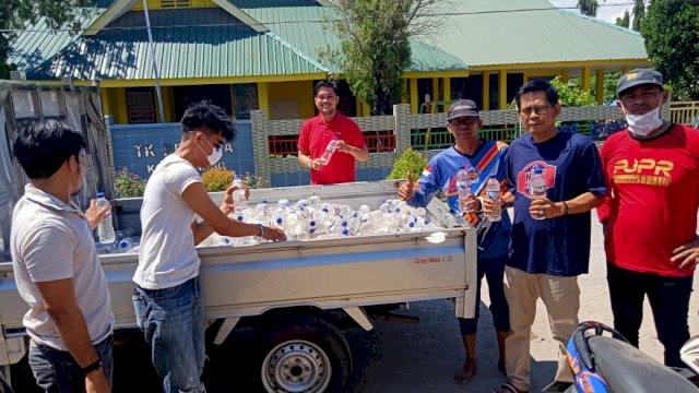 Cegah Corona, Gempita Pinrang Salurkan 1000 Botol Desinfektan Dari RMS