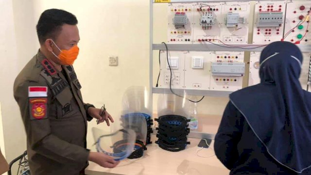 Bupati Bantaeng Ilham Azikin, melihat Langsung produksi Pembuatan APD 