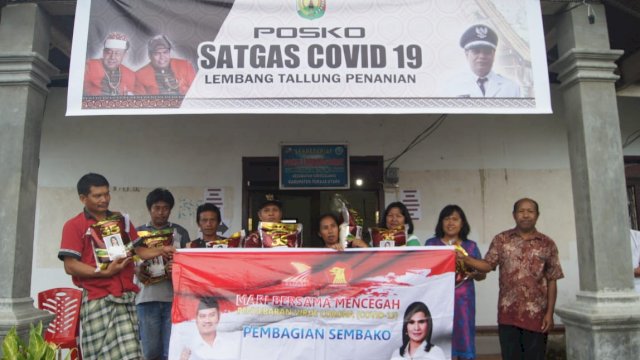 Firmina Tallulembang Salurkan Bantuan Sembako ke Warga Toraja