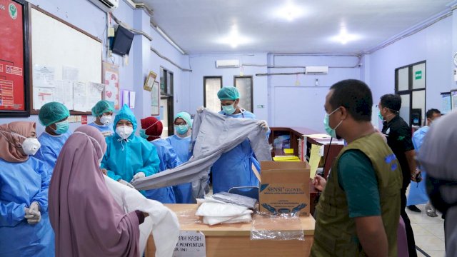 FTI Umi Serahkan Bantuan APD, Wagub Sulsel Harap Semua Pihak Bergerak Lawan Covid-19
