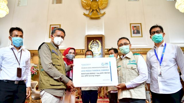 Perwakilan Pihak BUMN dan Pihak Swasta Menyerahkan Bantuan Ke Pemprov Sulsel Dalam Penanganan Wabah Virus Corona di Sulsel 