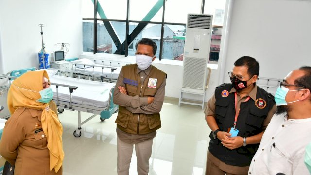 Gubernur Sulsel Nurdin Abdullah di Dampingi PJ walikota Makassar Iqbal Suhaeb Meninjau Kesiapan RS Sayang Rakyat Sebagai RS Perawatan Korban virus corona 