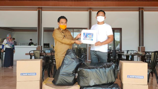 Ketua DPW Nasdem Sulsel Menyakurkan Bantuan APD kepada Wakil BUpati Enrekang Asman AS