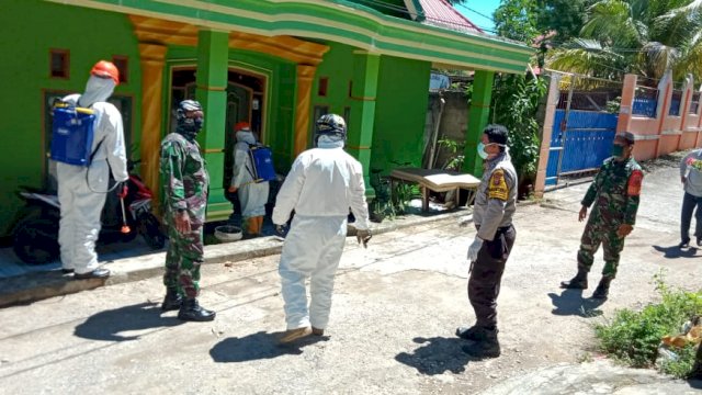 Tim  BPBD Kabupaten Baubau Provinsi Sulawesi Tenggara Melakukan penyemprotan DIsinfektan ke Rumah Warga 