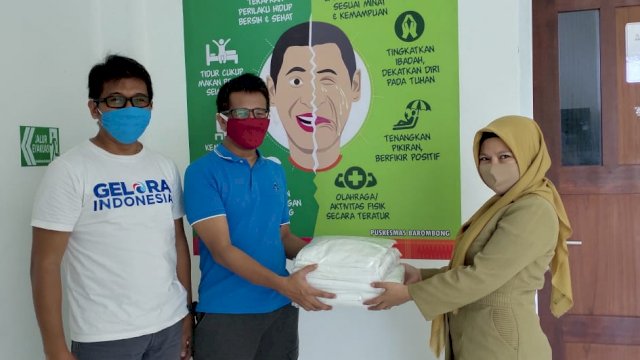 Partai Gelora Serahkan APD ke Puskesmas Barombong