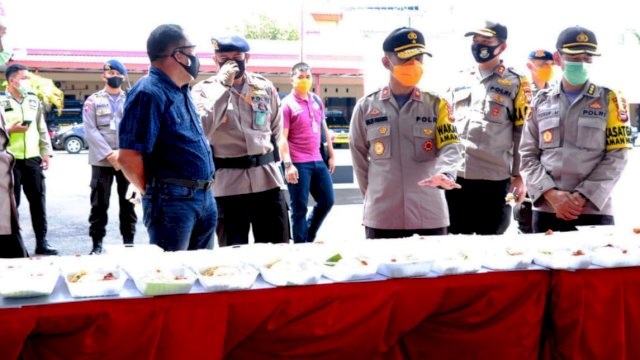 TROTOAR.ID, MAKASSAR -- Wakapolda Sulsel Brigjen Pol Drs Halim Pagarra MH mengecek langsung dapur umum Polri yang berada di Mako Sat Brimob Jl. Ks Tubun Makassar, Sabtu (26/04/20).