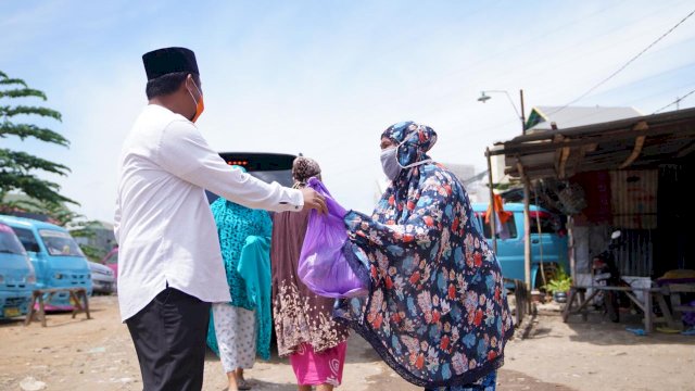 Hari Kedelapan Ramadan, Wagub Bersama MES Bagi Sembako di BTN Hamzy