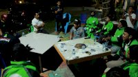 Syaharuddin Alrif Berikan Bantuan Tunai Ke Pengemudi Ojek Online