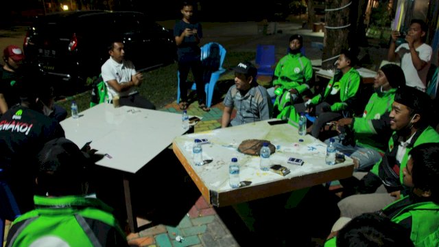 Syaharuddin Alrif Berikan Bantuan Tunai Ke Pengemudi Ojek Online