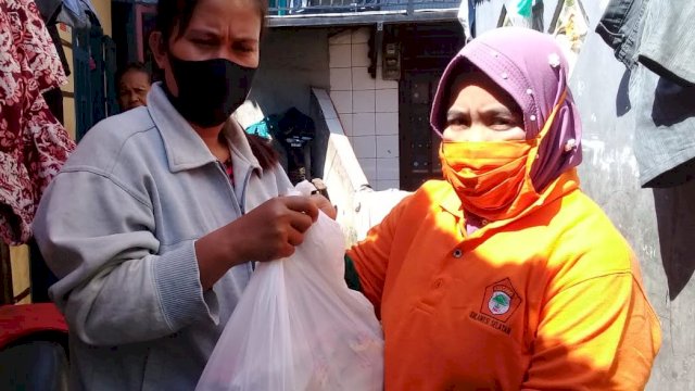 Setelah Penyemprotan Disinfektan dan APD, Kosgoro Sulsel Bagikan Paket Sembako