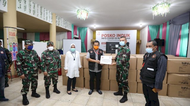 Dandim 1408/BS Makassar Serahkan Bantuan 3.000 APD ke Posko Induk Covid 19 Makassar