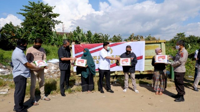 Alumni Akpol 93 Polda Sulsel Salurkan 200 Paket Sembako kepada Warga Makassar