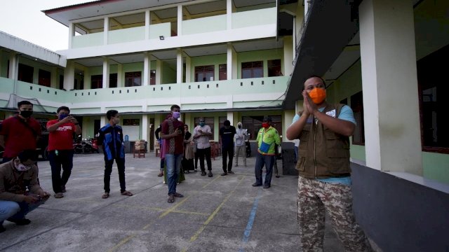Kunjungi Asrama Mahasiswa Fakfak, Wagub Serahkan Bantuan Sembako