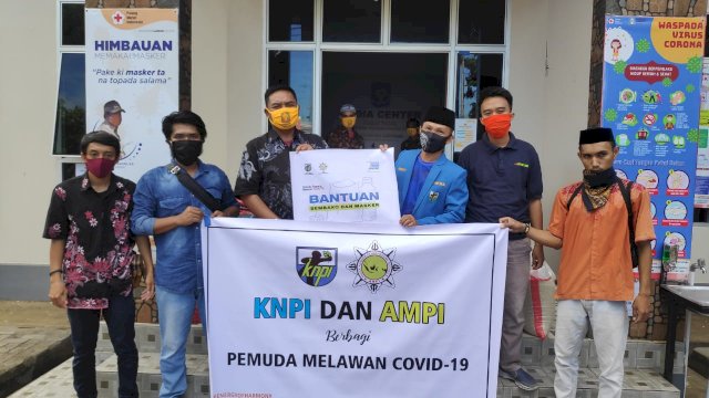 Bersama AMPI, DPD KNPI Soppeng Berbagi Sembako dan Masker