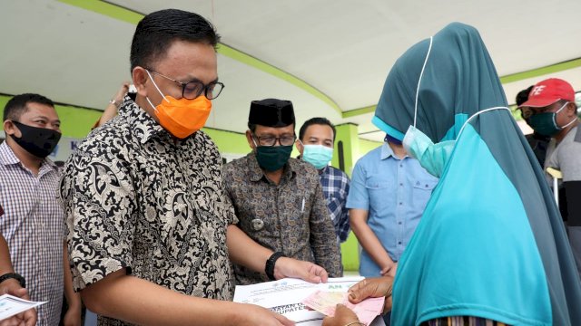Desa Bajiminasa Salurkan BLT, Bupati: Penanda Kehadiran Pemerintah