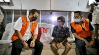 Ba&rsquo;da Isya, Iqbal Bawakan Bantuan Untuk Mursalim, Lelaki Tua Yang Tidur di Halte Cendrawasih