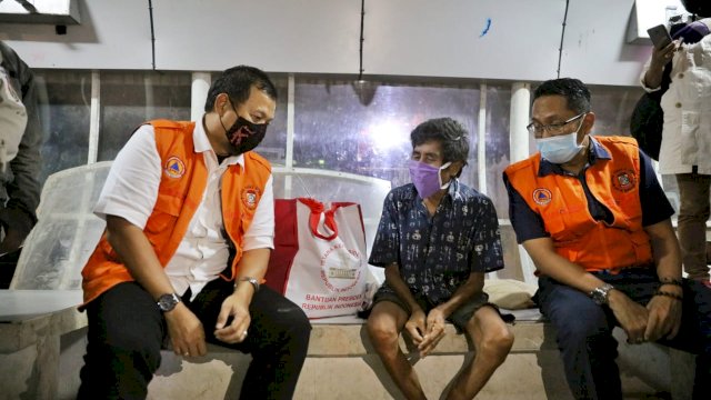 Ba&rsquo;da Isya, Iqbal Bawakan Bantuan Untuk Mursalim, Lelaki Tua Yang Tidur di Halte Cendrawasih
