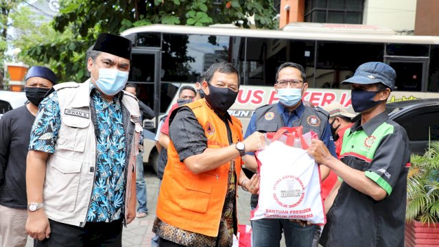 Buruh Kota Makassar Terima 750 Paket Sembako dari Presiden RI