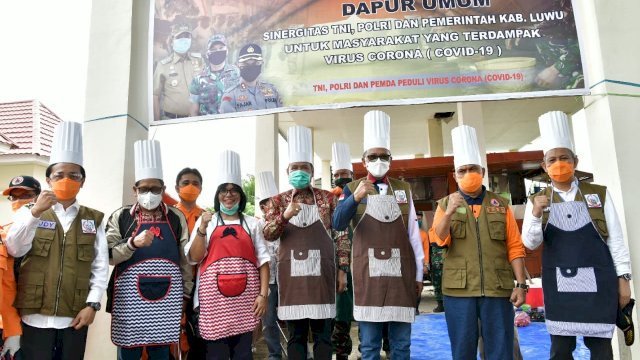 Serahkan Bantuan Penanganan Covid-19, Nurdin Abdullah Beri Semangat Tim Gugus Kabupaten Luwu
