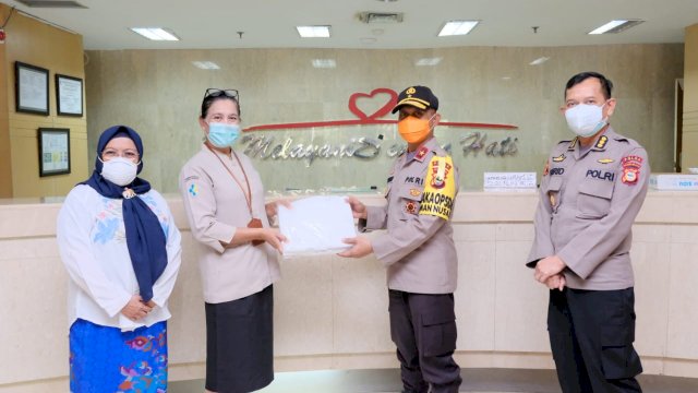 Dukung Perjuangan Para Medis, Wakapolda Sulsel Berikan Bantuan APD