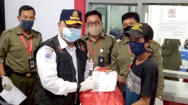 Pj Walikota Serahkan 2000 Sembako Kepada Jukir