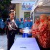 Dharma Wanita dan TP PKK Sulsel Bagikan Makanan untuk Warga Mamajang