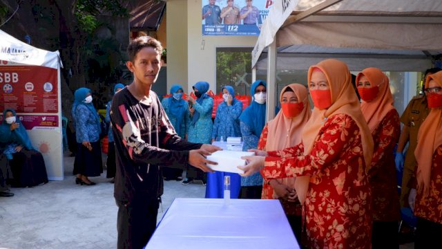 Dharma Wanita dan TP PKK Sulsel Bagikan Makanan untuk Warga Mamajang