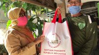 DPPPA Makassar Salurkan 500 Paket Sembako Presiden Jokowi ke Shelter Warga