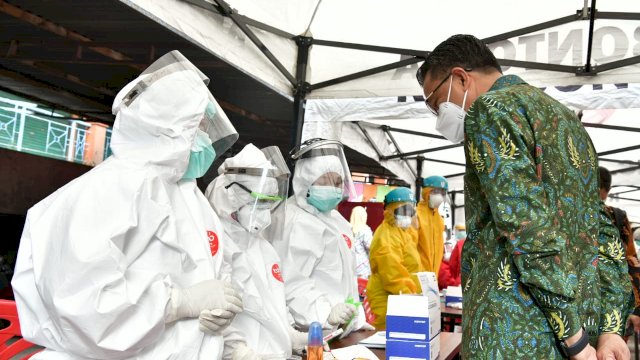 Gubernur Tinjau Rapid Test Massal Pasar Terong
