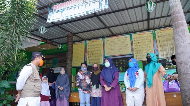 Hari ke 22 Ramadhan, Wagub Sulsel Bagi Sembako ke Guru Honorer di Makassar