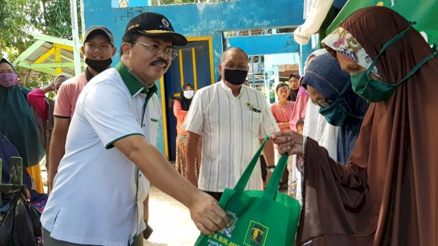 Aras Bagikan Ratusan Paket Sembako di Pangkep