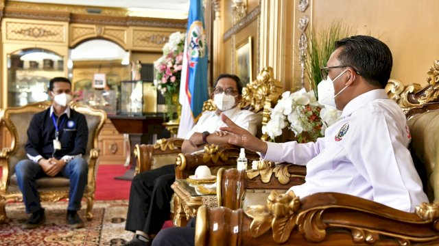 Pelindo IV Serahkan 1.000 Paket Sembako ke Gubernur