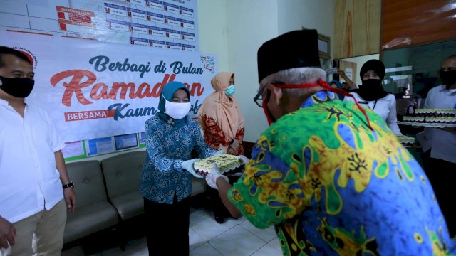 Silaturahmi di Kelurahan Bontorannu, TP PKK Makassar berbagi paket berbuka puasa.