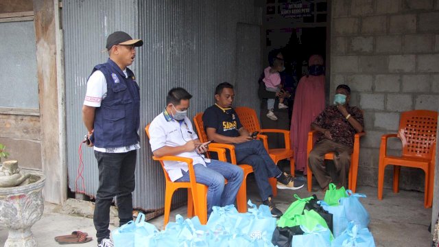 Jelang Idul Fitri, Syaharuddin Alrif Bagikan Sembako Warga Baranti Sidrap